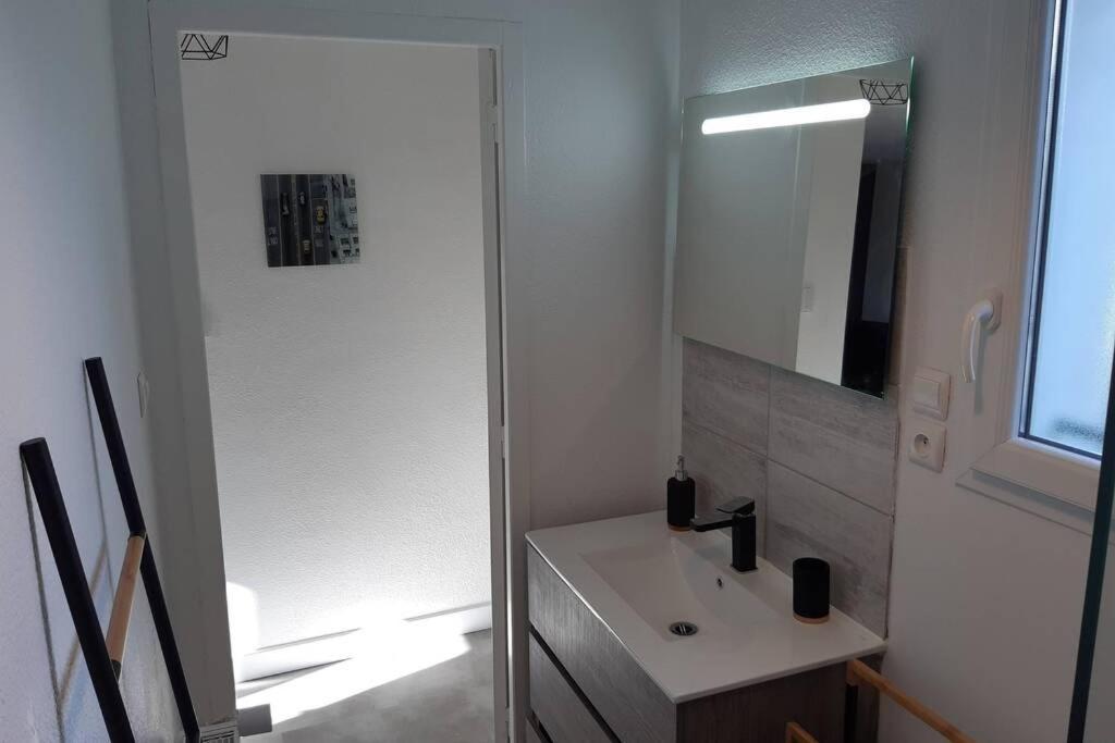 Appartement Renove Le New-York En Centre Ville - Terrasse Et Parking - Non Climatise La Roche-Chalais Eksteriør billede