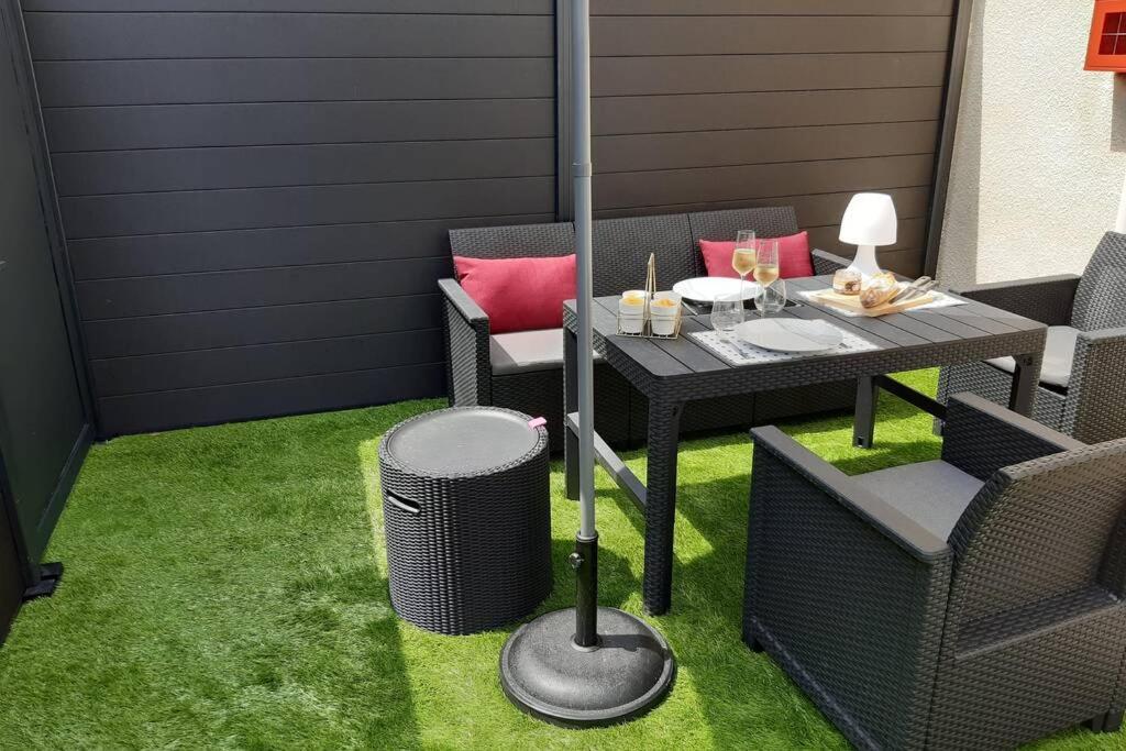 Appartement Renove Le New-York En Centre Ville - Terrasse Et Parking - Non Climatise La Roche-Chalais Eksteriør billede