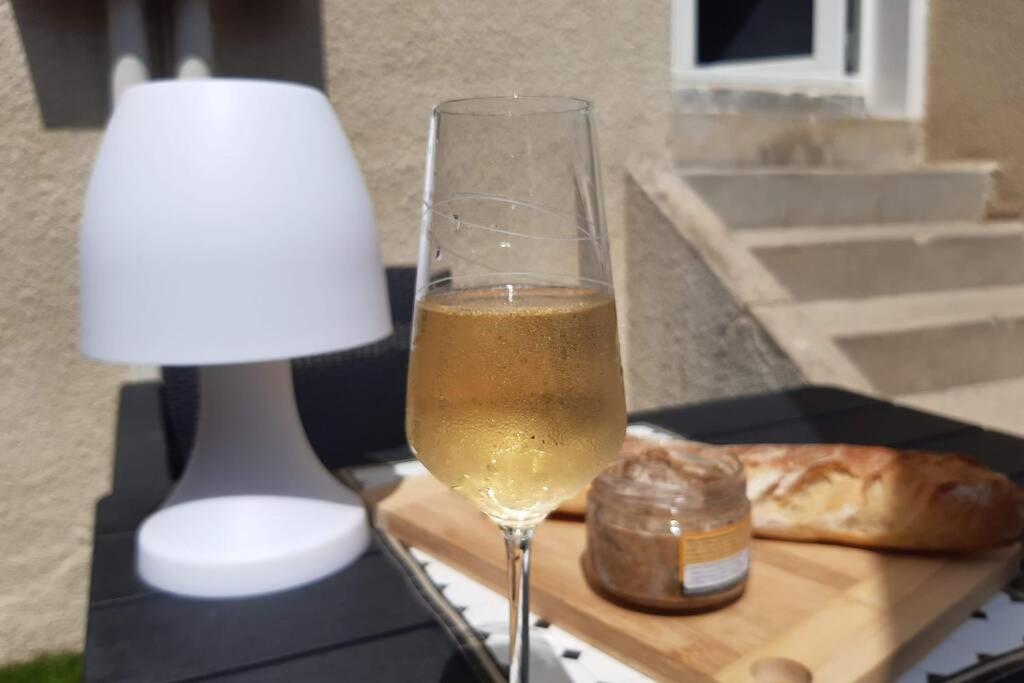 Appartement Renove Le New-York En Centre Ville - Terrasse Et Parking - Non Climatise La Roche-Chalais Eksteriør billede